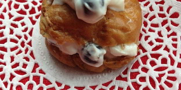 клубничные профитроли с творожно-базиликовым кремом