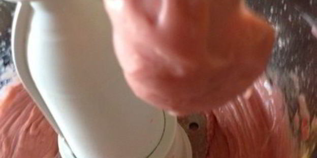 клубничные профитроли с творожно-базиликовым кремом