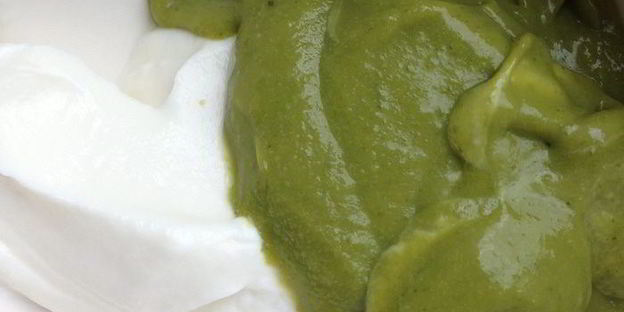 клубничные профитроли с творожно-базиликовым кремом