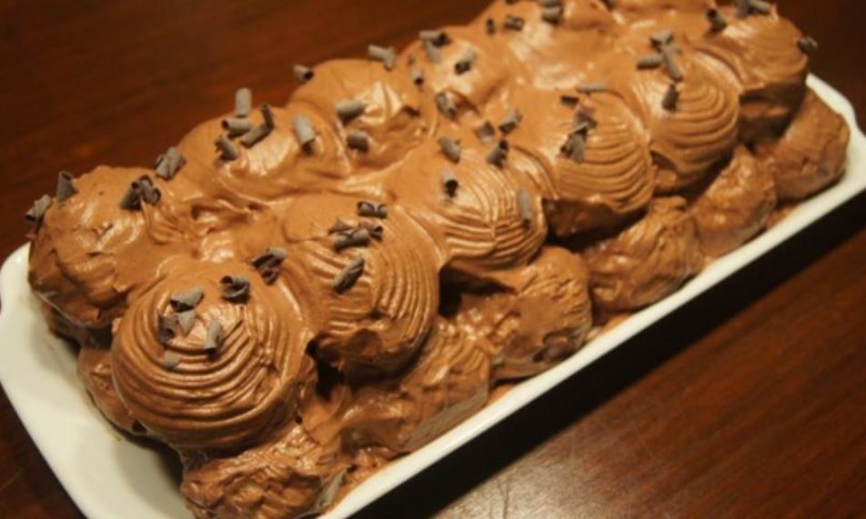 Рецепт новогоднего шоколадного торта-полена из профитролей