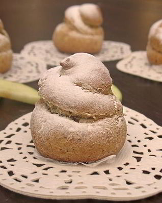 Профитроли из льняной муки с яблочно-карамельным муссом