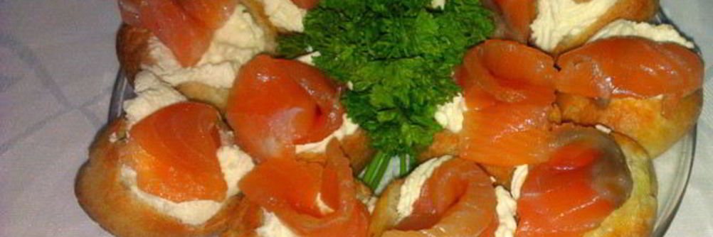 Профитроли с лососем