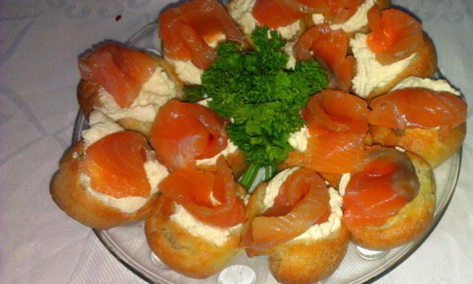 Рецепт профитролей с лососем