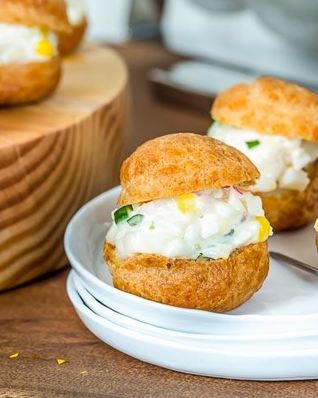 Профитроли с начинкой из крабового салата