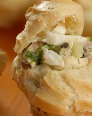 Профитроли с печенью трески