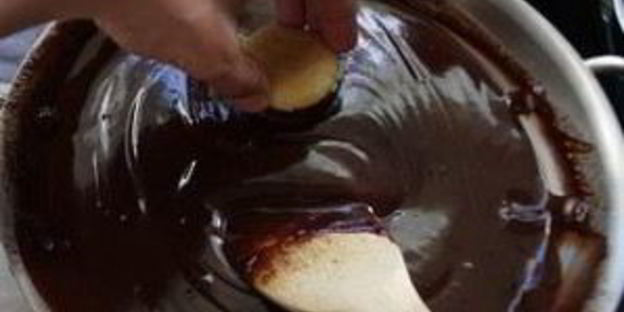 профитроли с шоколадным соусом