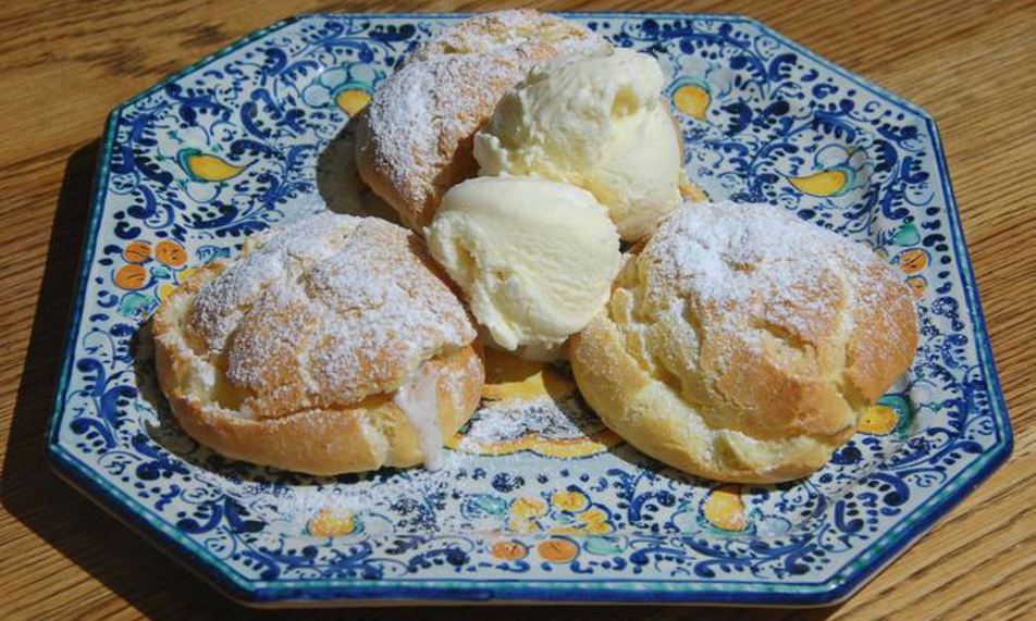 Рецепт профитролей с ванильным кремом и мороженым