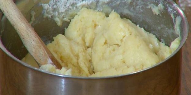 профитроли с ванильным кремом и мороженым