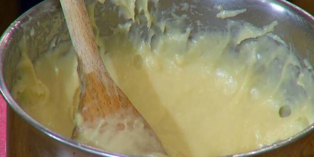 профитроли с ванильным кремом и мороженым