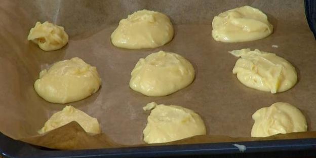 профитроли с ванильным кремом и мороженым