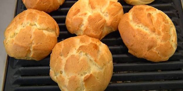 профитроли с ванильным кремом и мороженым