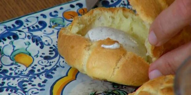 профитроли с ванильным кремом и мороженым