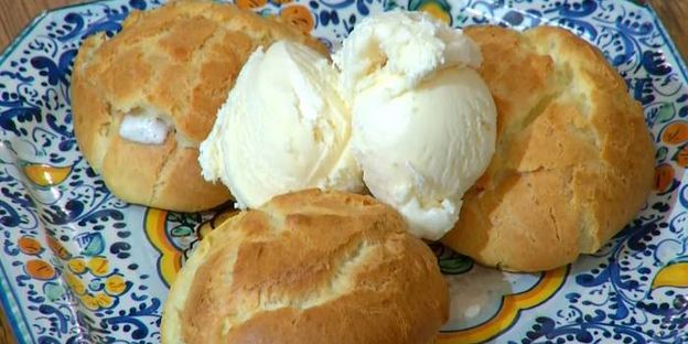 профитроли с ванильным кремом и мороженым