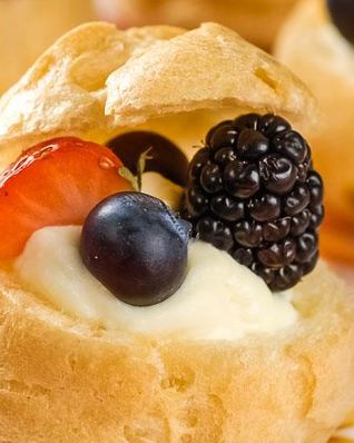 Профитроли с ягодами и кремом