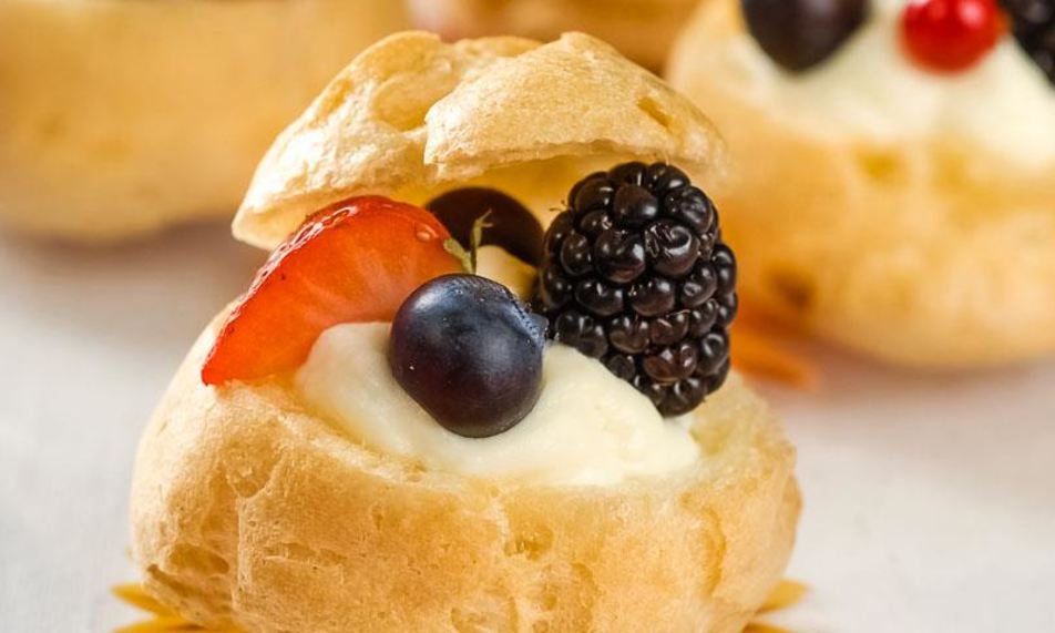 Рецепт профитролей с ягодами и кремом