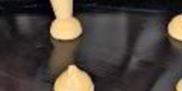 профитроли с ягодами и кремом