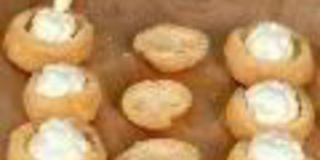 профитроли с ягодами и кремом