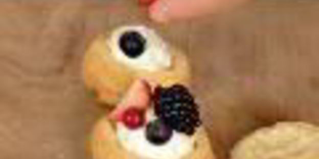 профитроли с ягодами и кремом