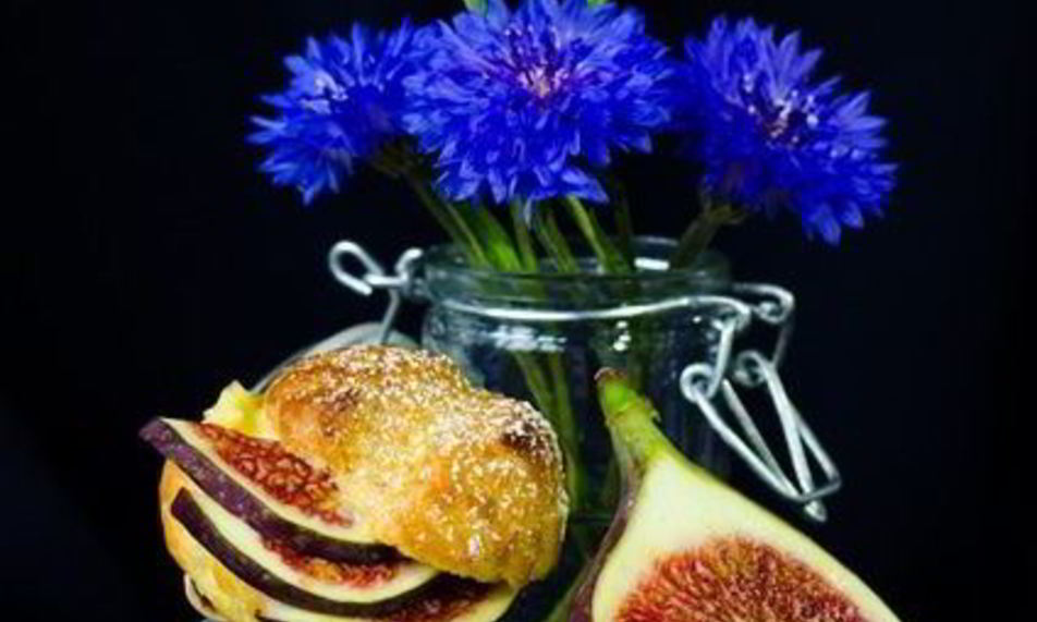 Рецепт профитролей с заварным кокосовым кремом и инжиром