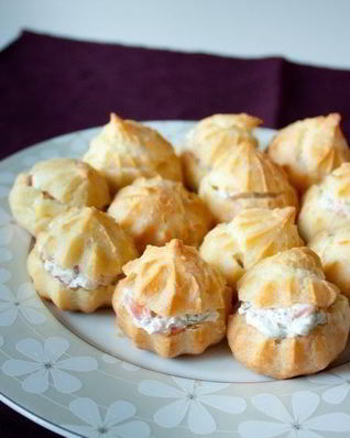 Профитроли со сливочным сыром и лососем