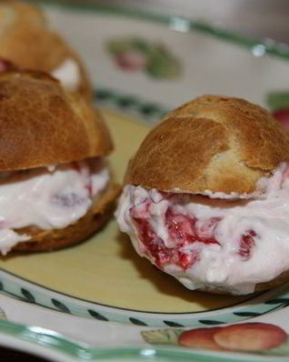 Эклеры с малиной и взбитыми сливками