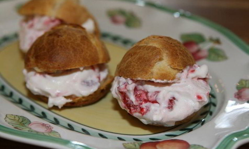 Рецепт эклеров с малиной и взбитыми сливками