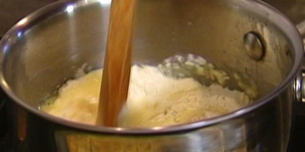 эклеры с малиной и взбитыми сливками