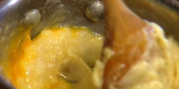 эклеры с малиной и взбитыми сливками