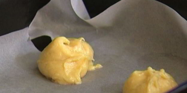 эклеры с малиной и взбитыми сливками