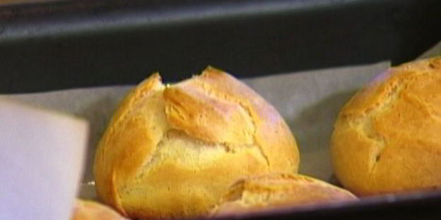 эклеры с малиной и взбитыми сливками