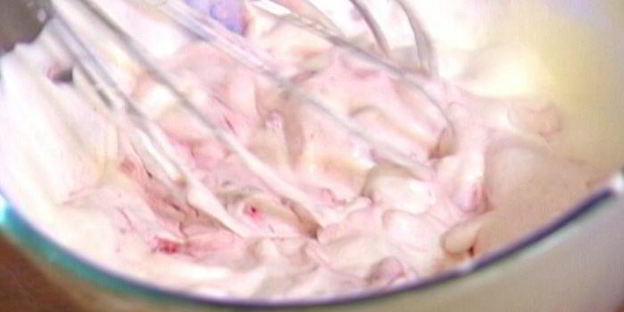 эклеры с малиной и взбитыми сливками