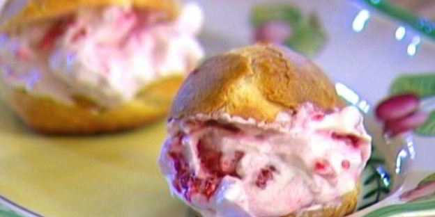 эклеры с малиной и взбитыми сливками