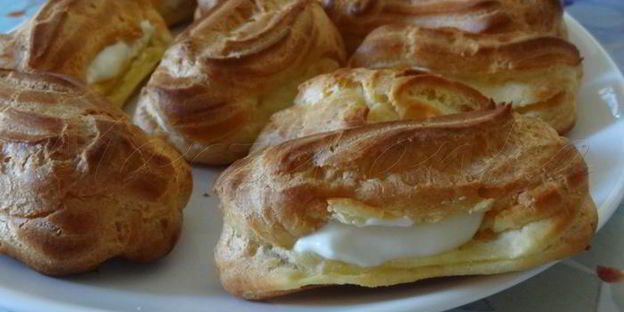 эклеры с темным шоколадом