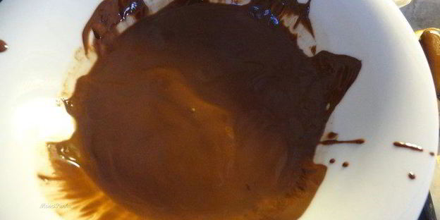 эклеры с темным шоколадом