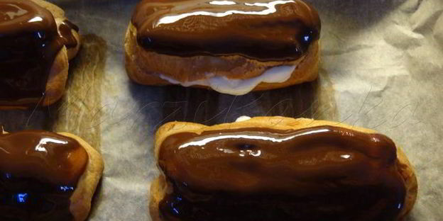 эклеры с темным шоколадом