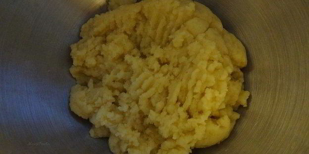 эклеры с темным шоколадом