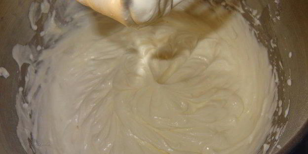 эклеры с темным шоколадом