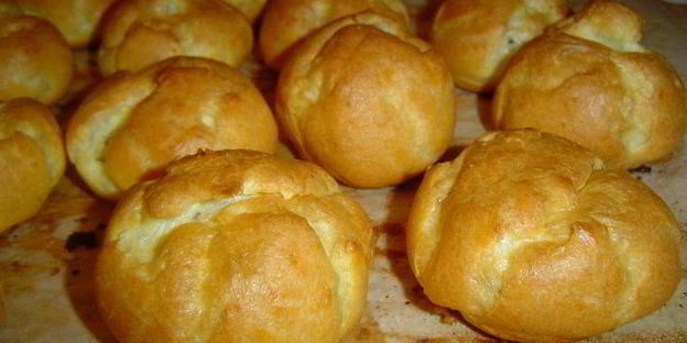 эклеры с заварным творожным кремом и клубникой