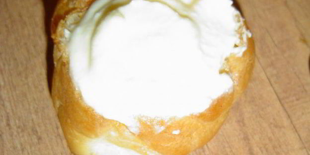 эклеры с заварным творожным кремом и клубникой