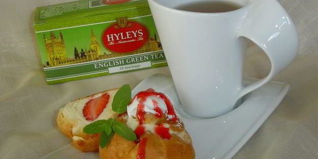 эклеры с заварным творожным кремом и клубникой