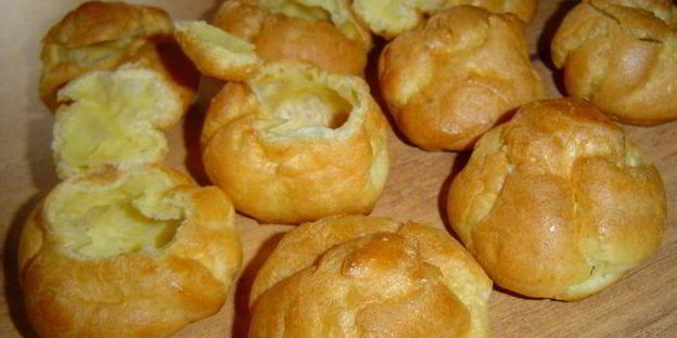 эклеры с заварным творожным кремом и клубникой