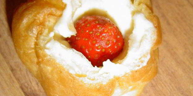 эклеры с заварным творожным кремом и клубникой