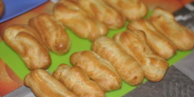 эклеры со взбитыми сливками и сгущенкой