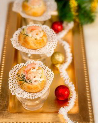 Закусочные профитроли с салатом из креветок и крабовых палочек