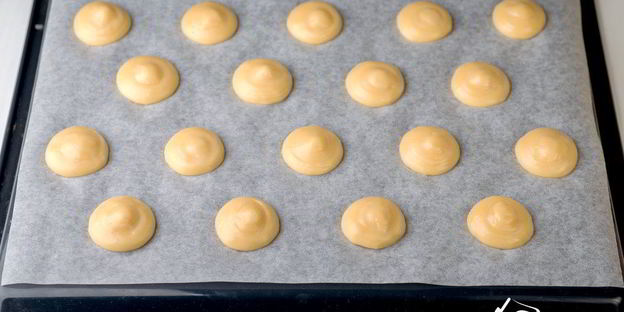 закусочные профитроли с салатом из креветок и крабовых палочек