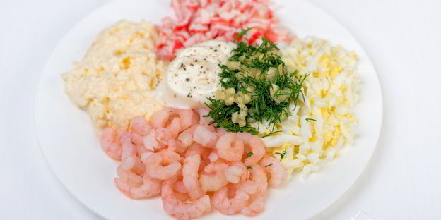 закусочные профитроли с салатом из креветок и крабовых палочек