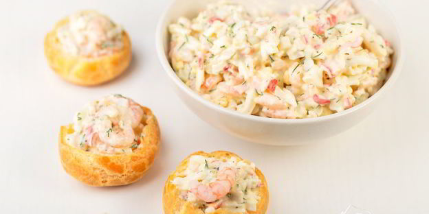 закусочные профитроли с салатом из креветок и крабовых палочек