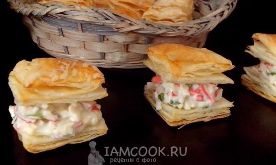 Рецепт закусочных слоек с крабовым мясом, сливочным сыром и зеленью