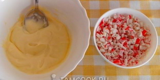 закусочные слойки с крабовым мясом, сливочным сыром и зеленью