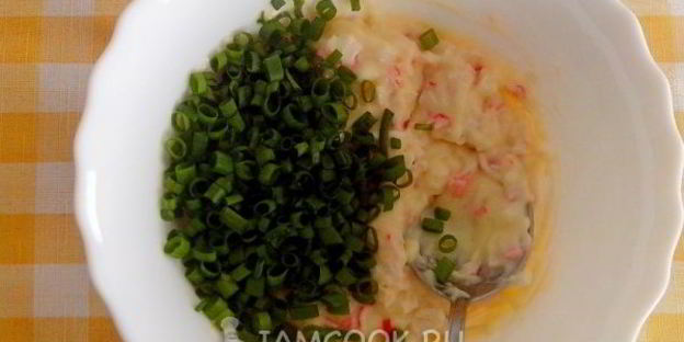 закусочные слойки с крабовым мясом, сливочным сыром и зеленью